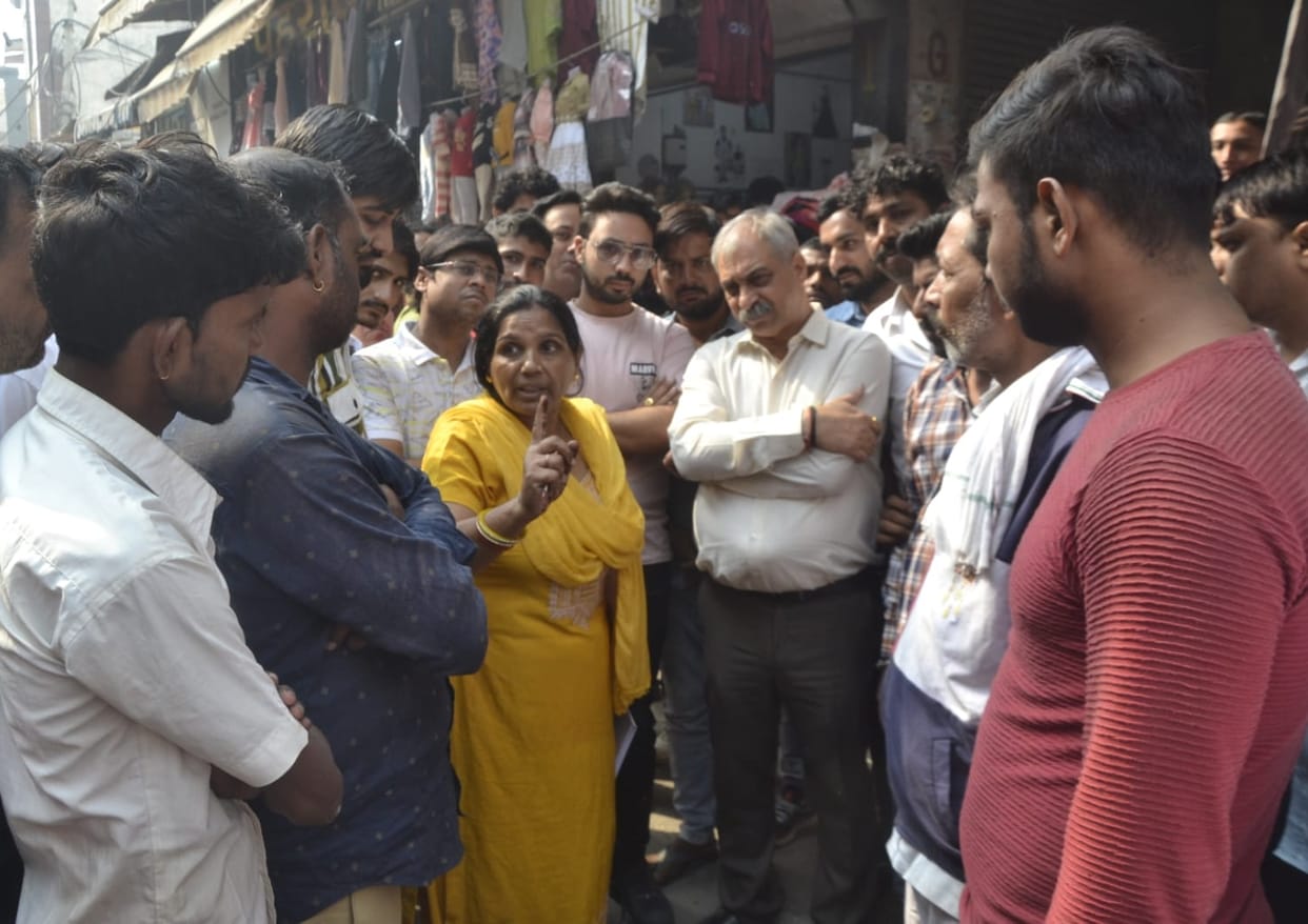 On Diwali, there is a ruckus regarding setting up a 'Fadi' in the middle of Kila Road