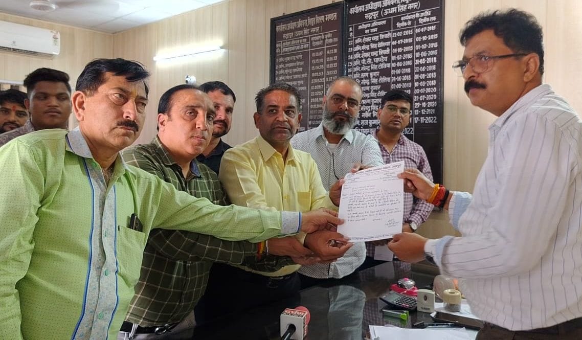 Traders angry over power cuts, submitted memorandum to SE, warned of agitation