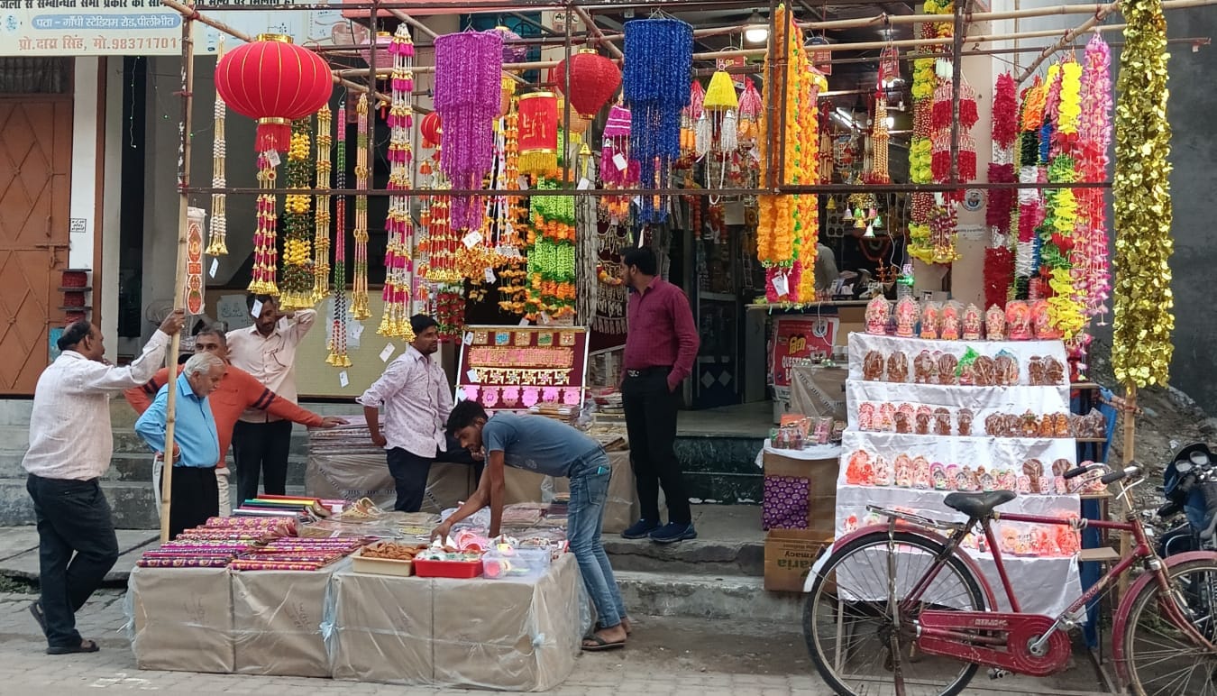 As Diwali approached, the market got decorated and the crowd started gathering.