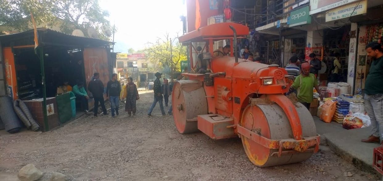 raod maintains work begin in giri river renuka ji