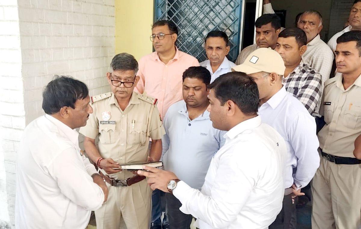 Brokers expressed their anger by going on strike, accused of beating the driver