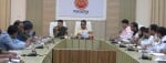 बैठक में संबंधित अधिकारियों को दिशानिर्देश देते डीएम। प्रशासन