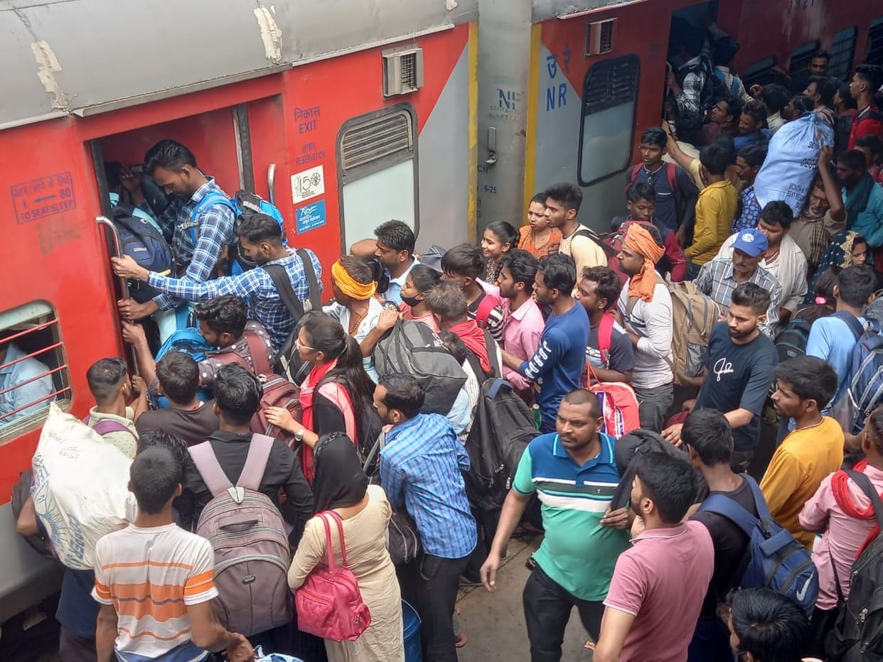 People with confirmed tickets are helpless, ordinary passengers occupy sleeper seats