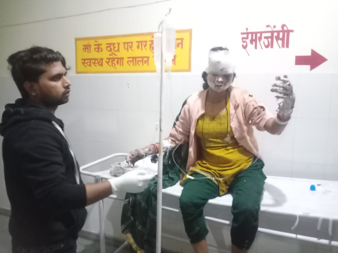 The innocent child kept screaming, the wife became helpless and Neeshu was burnt alive.