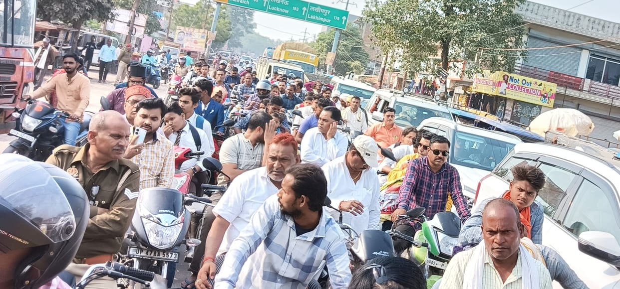 Five hundred e-rickshaws without routes, people struggling with traffic jams