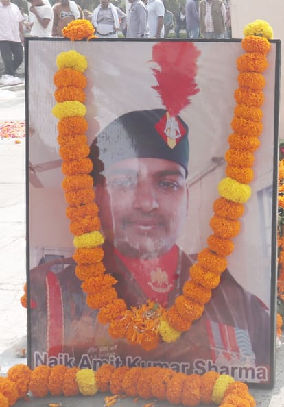 Soldier dies of heart attack, farewell with army honors