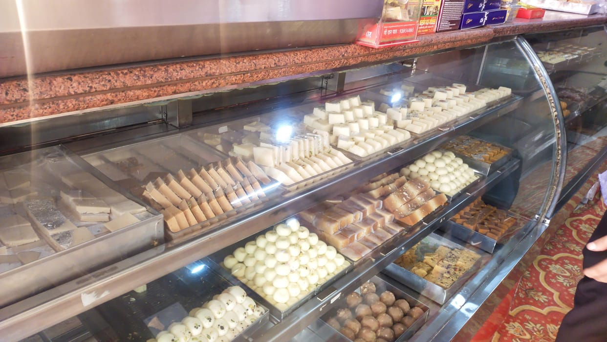 Samples of sweets are not being filled and shelf life is not being written.