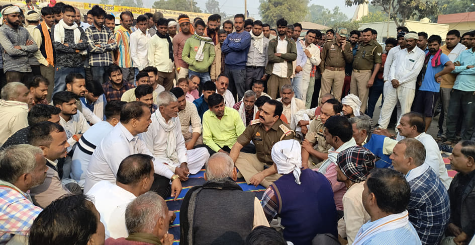 Nearly one and a half lakh rupees were looted after killing a grain trader with a sharp weapon.