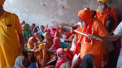Barkheda MLA distributed sarees to hundred women in Sant Samagam