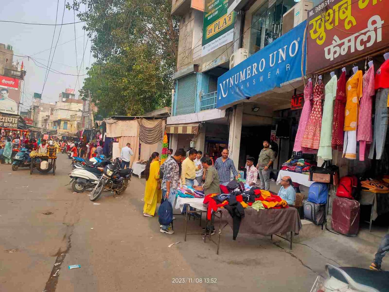 Entry of chaos in Rajguru market due to no entry