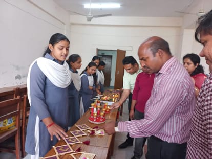 Lamp decoration competition held in college