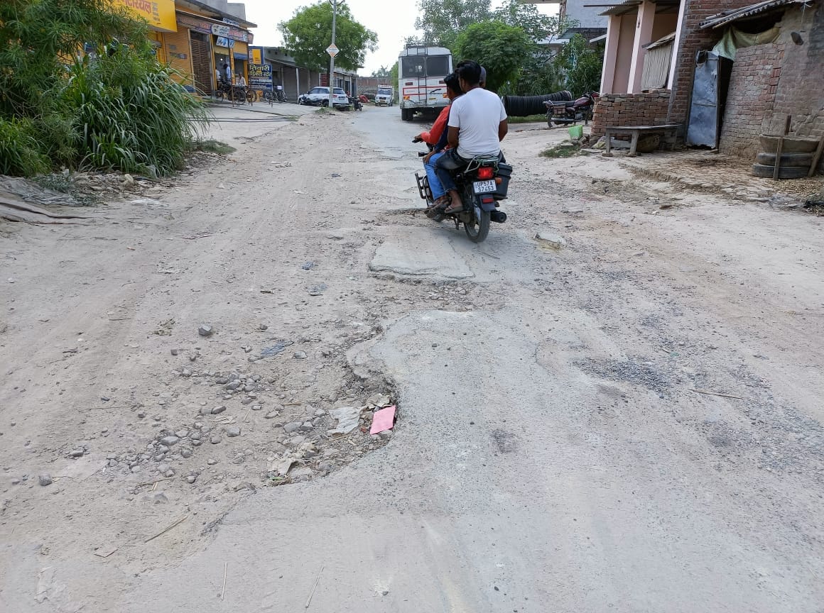 Tecuatar-Ragarganj road turns into potholes, demand for repair
