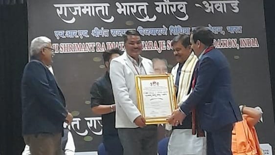Jagat Singh Dashauni, who saved the lives of 21 roadways passengers, honored