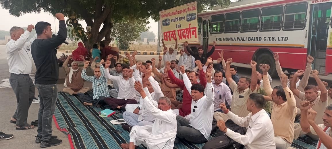 Roadways workers protested by tying black bands on deducting earned leave.