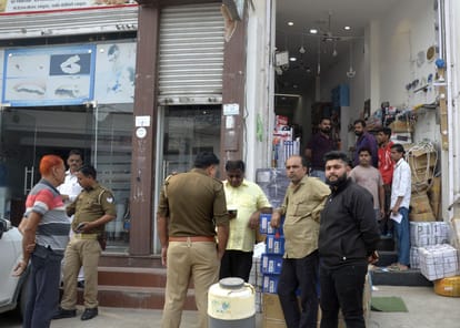 One and a half lakh rupees stolen from private hospital and electronics shop