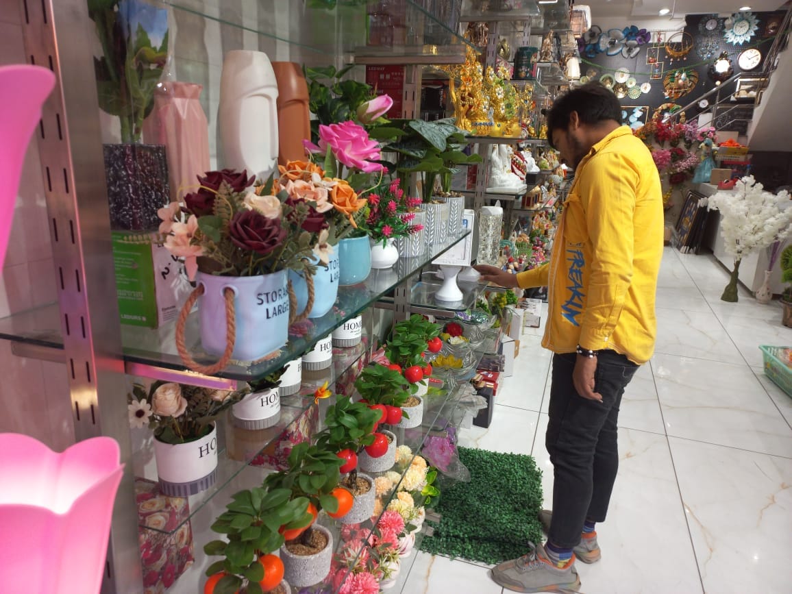 Markets become buzzing due to Diwali festival, decorative flowers become first choice of women