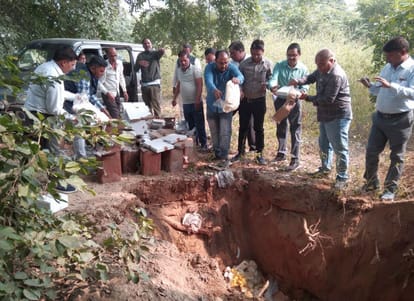 Budaun News: देखभाल कर खरीदें... त्योहार पर सेहत न बिगाड़ दें मिलावटी मिठाइयां Buy with care, don't let adulterated sweets spoil your health during festivals.
