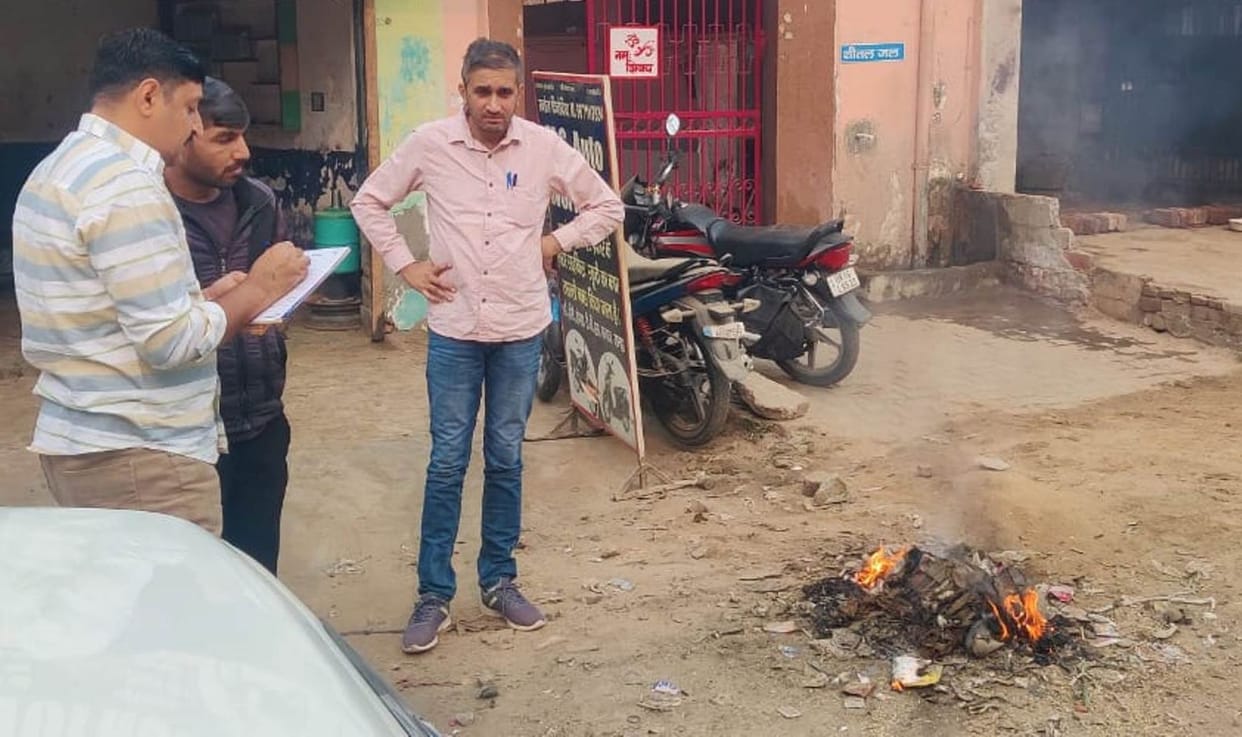 Municipal Council's EO and Inspector issued challans to those burning garbage in the city.