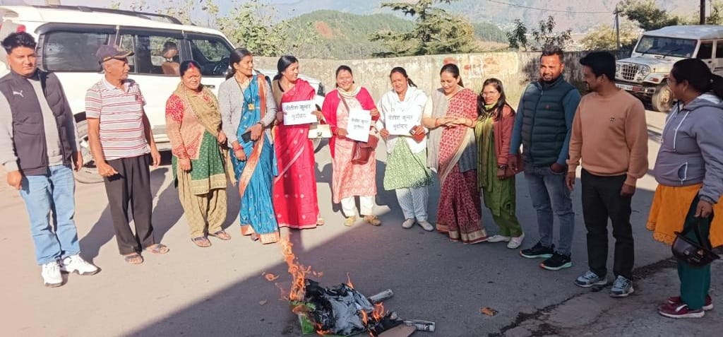 Mahila Morcha burnt effigy of Bihar CM