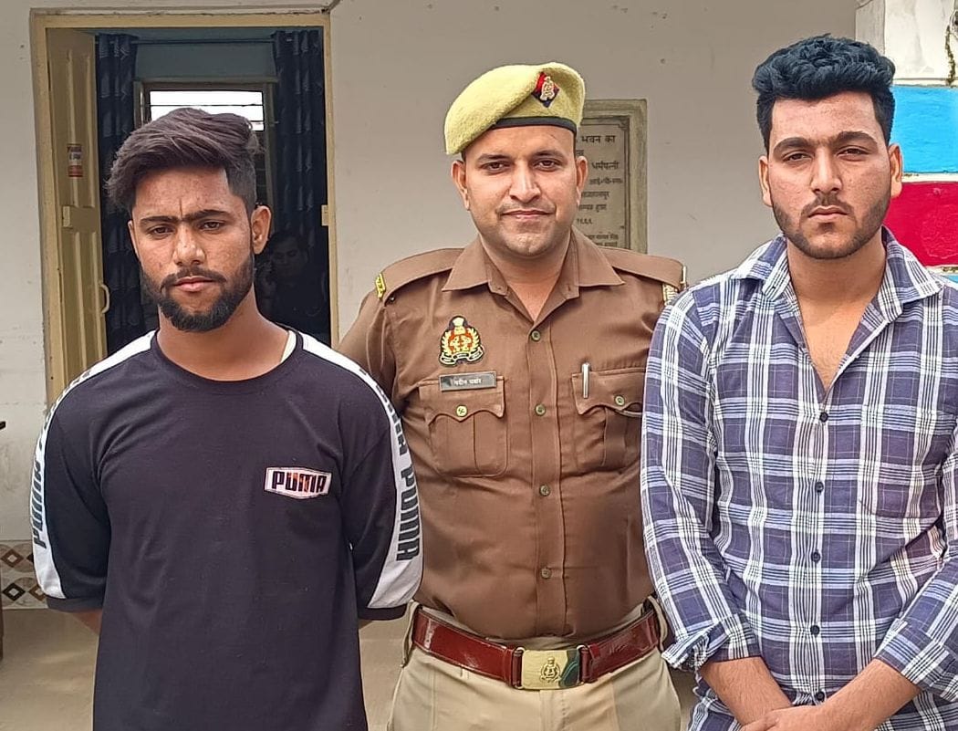 Two communities face each other over teasing, police chased away the crowd with batons