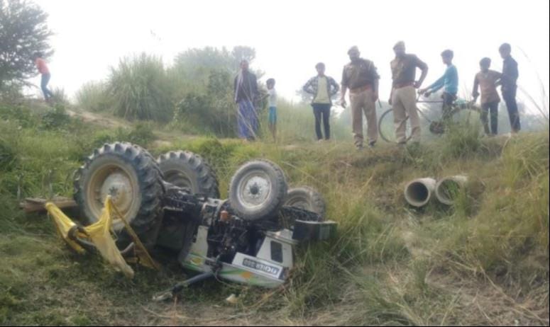 Tractor overturns from Karmua Bandha, farmer dead, driver serious