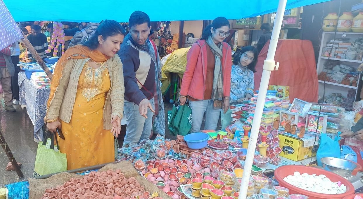 Crowd of people gathered in shops on Dhanteras