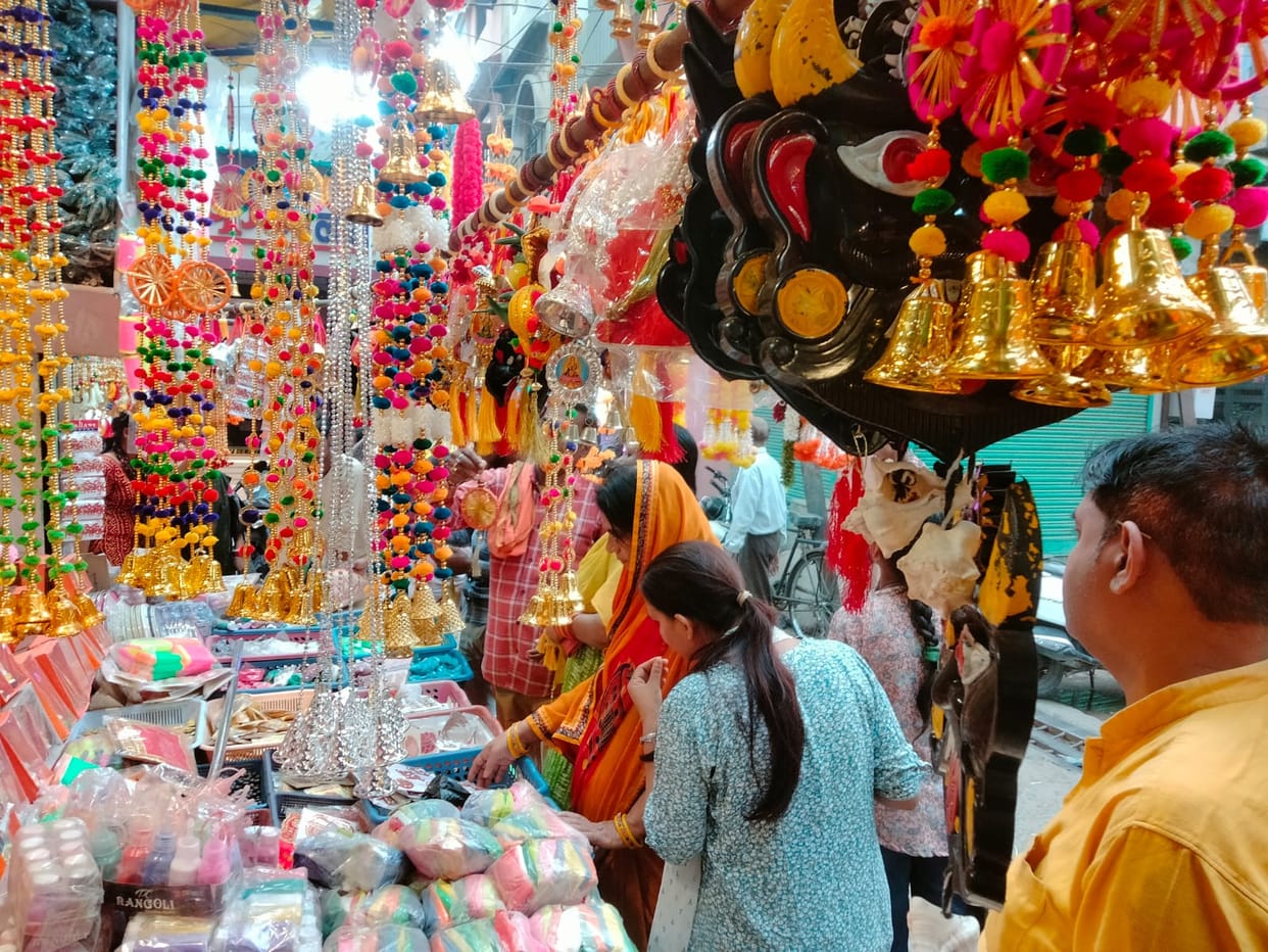 Diwali festival: Crowd gathered in the market to buy decorative items