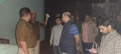 घटना की जानकारी लेते एडीएम कमलेश चंद्र, एएसपी दीपेंद्र नाथ चौधरी आदि अधिकारी