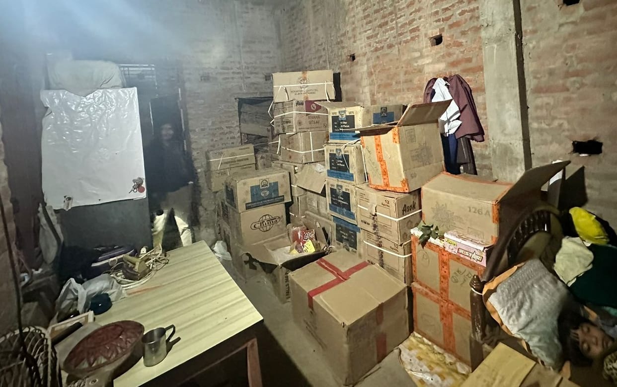 Maheshganj police caught illegal firecracker