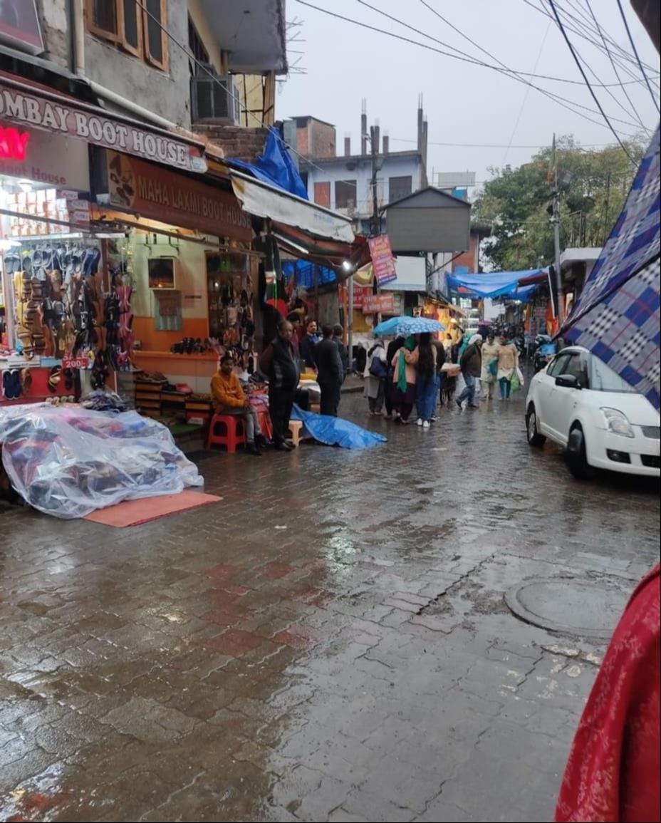 Rish ruined the business, the market remained deserted all day long