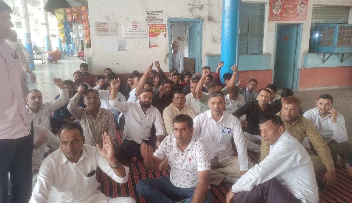 Roadways workers protest for 5 hours on reduction of earned leave