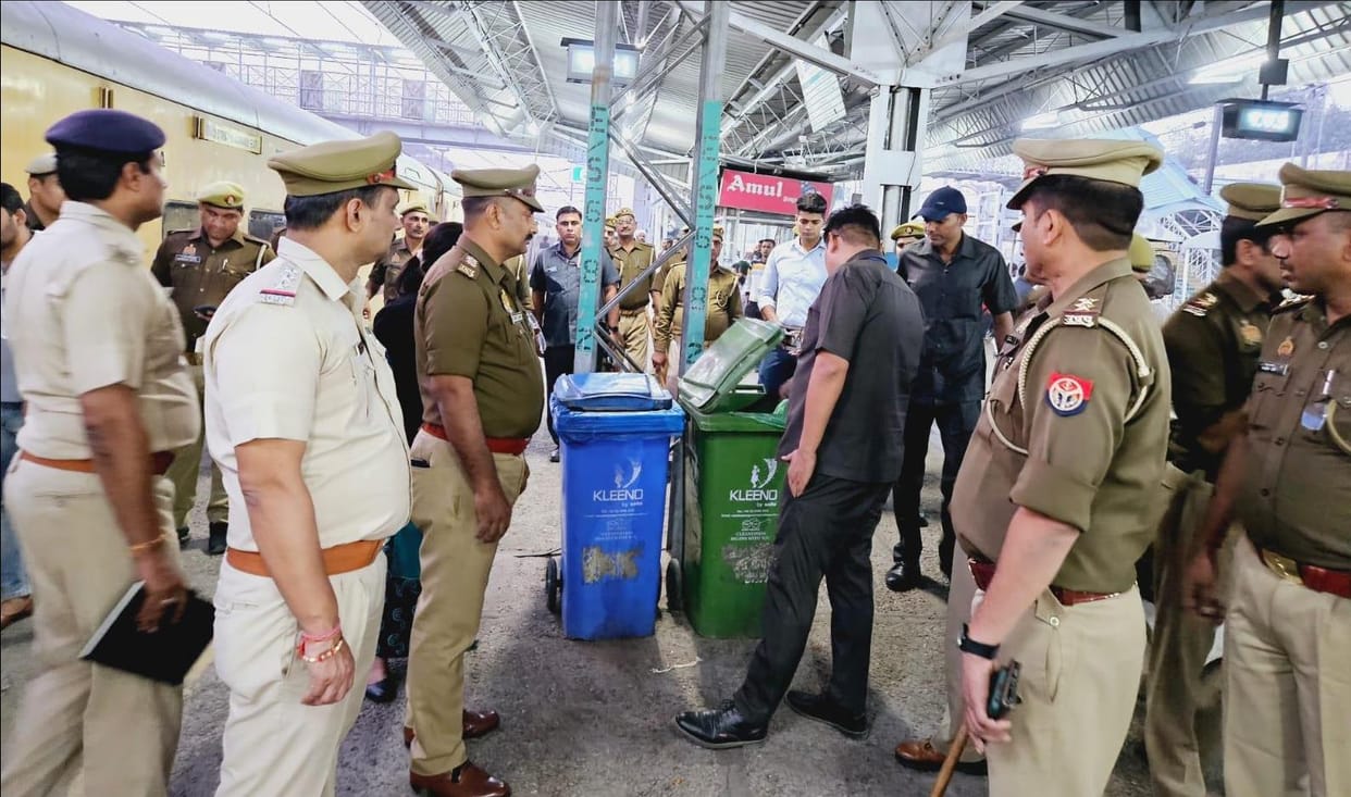 Bomb disposal squad and dog squad searched the railway station.