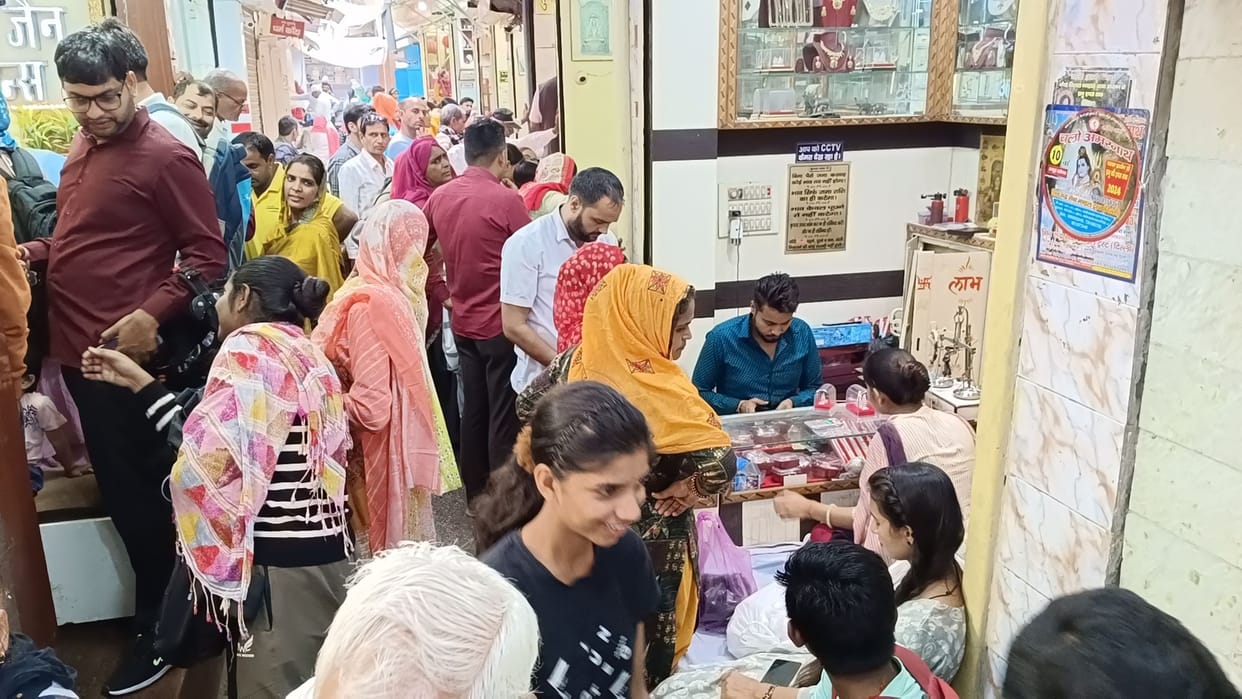 Businessmen are happy with the rain of money on Dhanteras, business estimated at Rs 50 crore