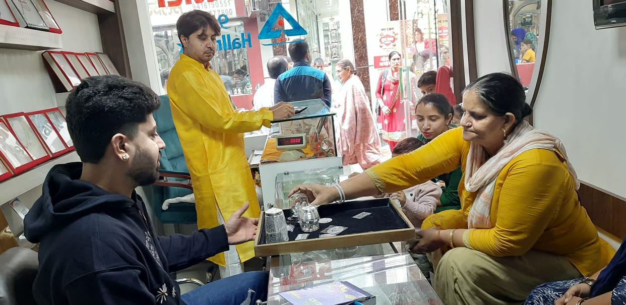 Market buzzing on Dhanteras, business crosses Rs 20 crore