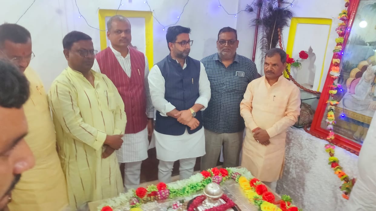 Minister of Minority Department visited the mausoleum and tomb.