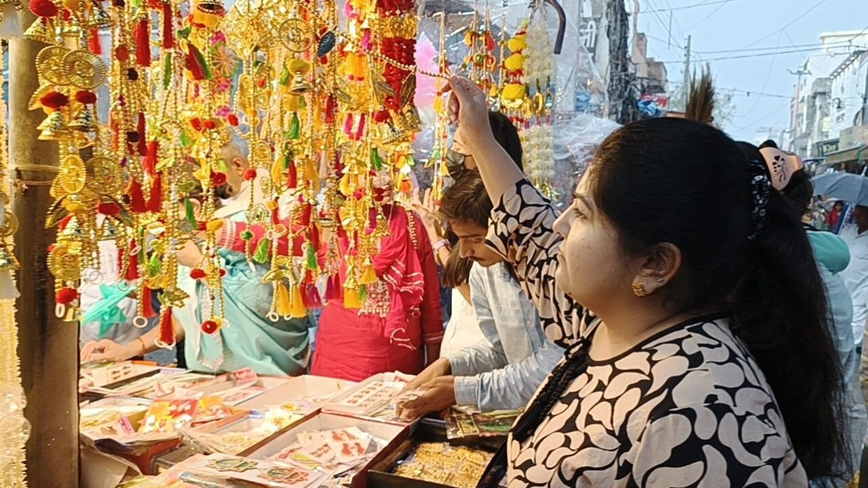 Rs 60 crore rain in the markets on Dhanteras