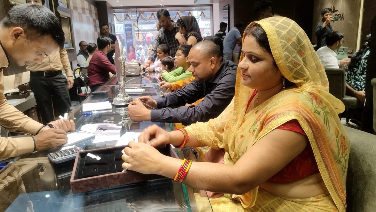 Heavy rain of money on Dhanteras, business worth Rs 100 crores