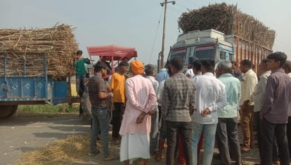Farmers protested by blocking the road for the second day as well