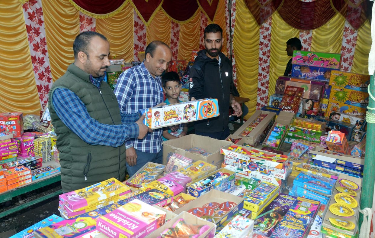 Sale of green crackers is just a show, banned crackers are sold in large numbers