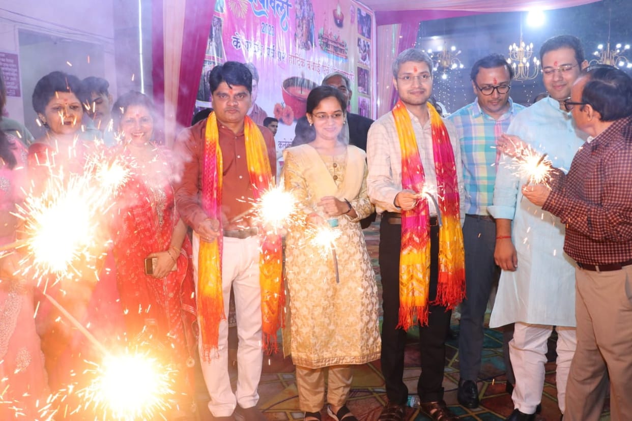 DM celebrated Deepotsav in Collectorate by lighting 1100 lamps, lit sparklers