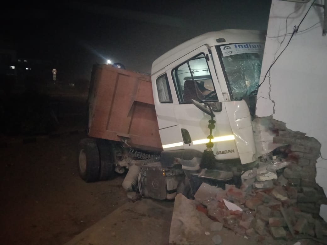 Trail laden with ballast entered the house breaking,