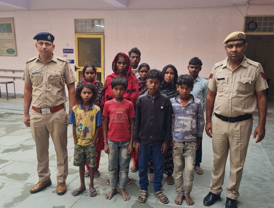 Four children who had gone out for a walk lost their way and slept in a room built in a field, police kept searching all night long.