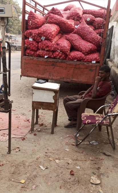 गोरखपुर में कालाबाजारी: बाज नहीं आ रहे धंधेबाज...40 रुपये में बेच रहे नेफेड का 25 वाला प्याज Black marketing Businessmen are not stopping...selling NAFED 25 kg onion for Rs 40