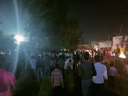 Tiger killed farmer, jam in protest, surrounded the post and vandalized it