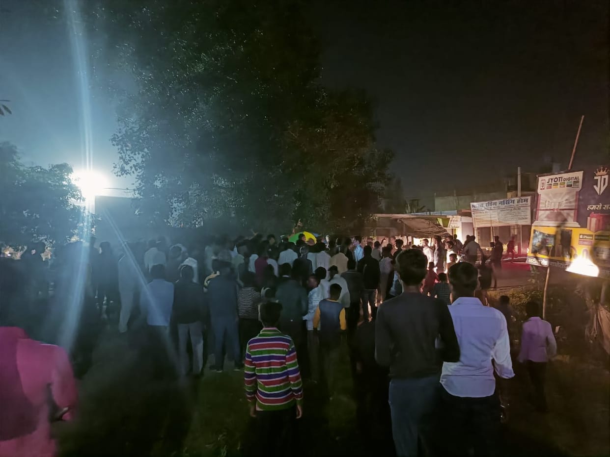 Tiger killed farmer, jam in protest, surrounded the post and vandalized it