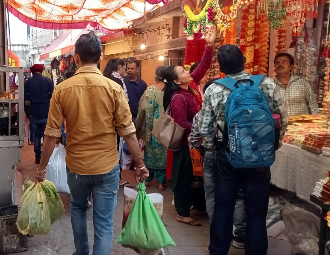 people purchages crackers and sweets on diwali