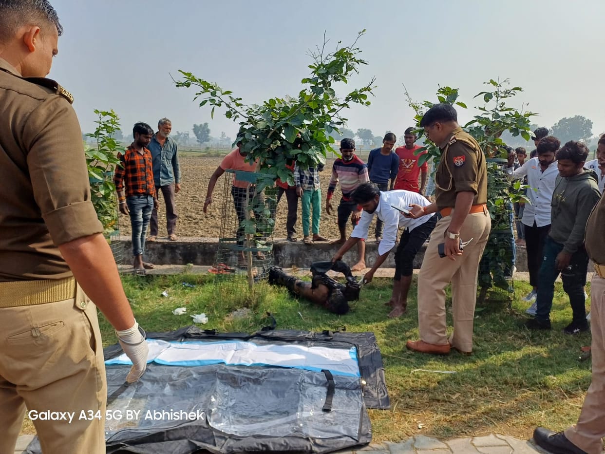 Dead body of a youth found in drain in Harduaganj, fear of murder