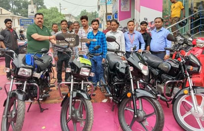 Money rains in the market on Dhanteras