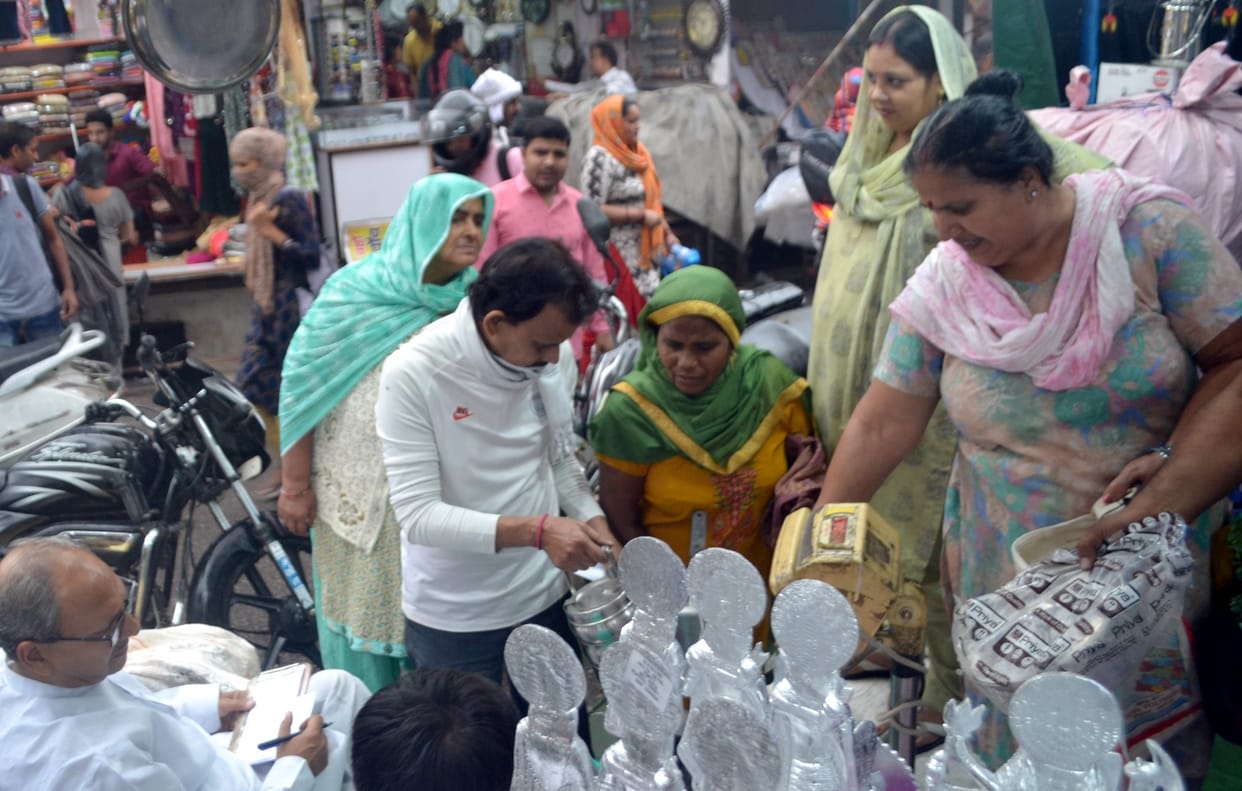 Market buzzing on Dhanteras, lots of money rained