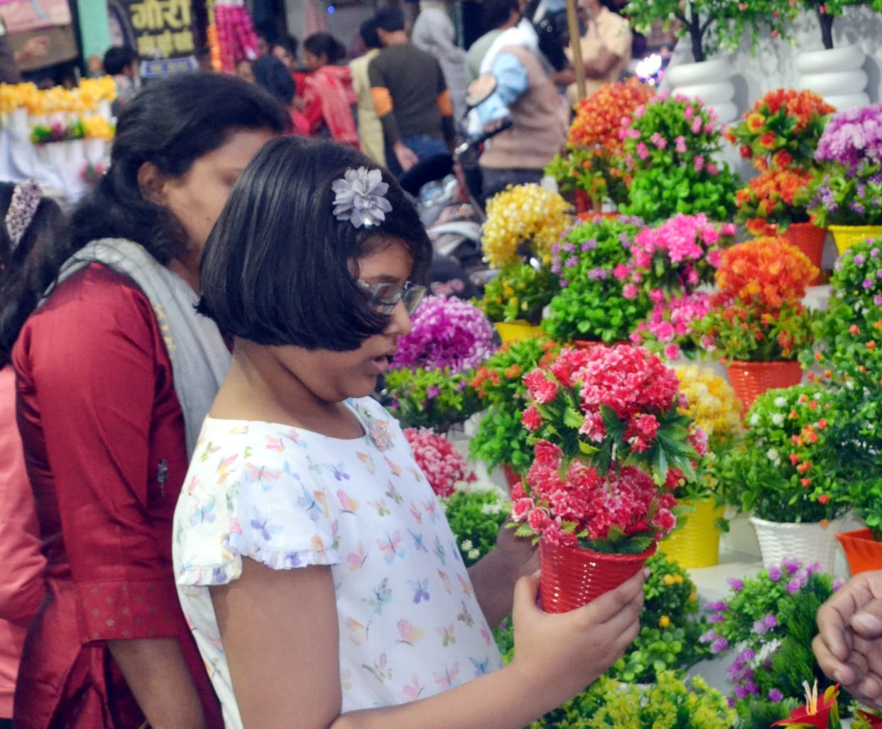 There is excitement in the markets due to Diwali, crowd of customers gathered